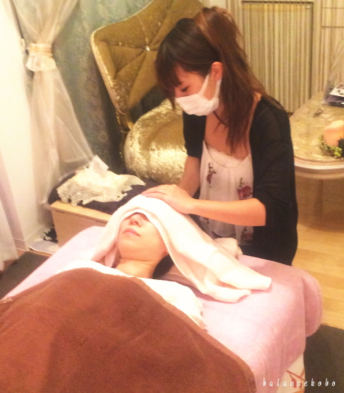 頭ほぐし 出張 ヘッドマッサージ 不眠症改善ヘッドスパ施術風景