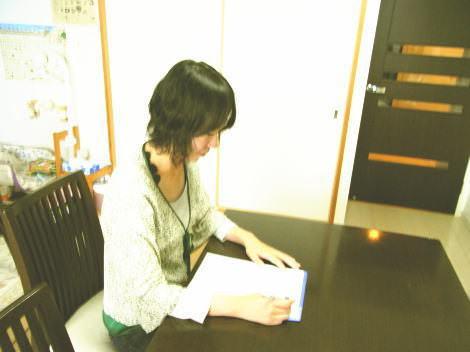 出張整体 出張マッサージ 問診票記入風景